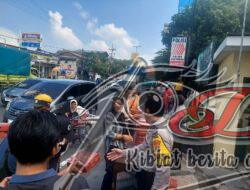 Polresta Sidoarjo Melalu Kapolsek Gedangan Bersama Anggota Membagikan Takjil Kepada Masyarakat di Bulan Suci Ramadhan