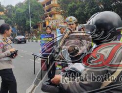 Polresta Malang Kota Berbagi Takjil Ajak Pengendara Tertib Lalin dan Ops Keselamatan Semeru 2024 di Bulan Suci Ramadhan