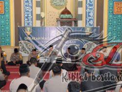Sambut Ramadhan Polres Lamongan Waqaf 973 Al-Qur’an ke Masjid dan Mushola