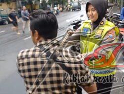 Raih Berkah Ramadhan Satlantas Polres Pelabuhan Tanjung Perak Berbagi Takjil