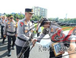 Pimpin upacara Hari Kesadaran Nasional Kapolda Jatim Beri Penghargaan 35 Anggota Berprestasi