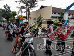 Satlantas Polres Bondowoso Berbagi Takjil Sembari Edukasi Pengendara Tertib Lalu Lintas