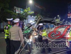 Patroli Sahur Ramadhan Polres Bojonegoro Berbagi Nasi Kotak Untuk Warga