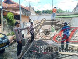 Anggota Polsek Karanganyar Bantu Warga Membangun Rumah