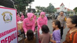 Ramadhan Berkah, 750 Paket Takjil Untuk Warga dan Bonex Dibagikan oleh Bhayangkari Polrestabes Surabaya