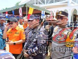 Kapolda Jatim Dampingi Kepala Staf TNI AL Serahkan Bansos Untuk Warga Bawean yang Terdampak Gempa