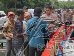 Tebar Kabaikan, Kapolsek Simokerto Bersama Koramil Tebar Nasi Kotak Menjelang Berbuka Puasa