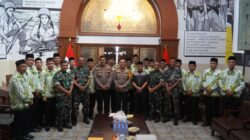 Kapolrestabes Surabaya Berangkatkan 17 anggota TNI-POLRI dan Masyarakat Umroh Gratis