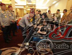 Terima Penghargaan dari Polri Korban Bom Gereja di Surabaya
