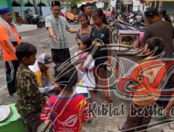 Kapolsek Simokerto Bagikan 100 Nasi Kotak dan Borong Pedagang Sekitar Masjid Baitussalam Buat Masyarakat Senang