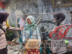 Polwan Polres Tanjung Perak Door To Door Bagikan Bansos kepada Warga Kurang Mampu