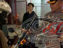 Tertib Berlalu Lintas, Puluhan Pengendara Terima Coklat Dari Kapolsek Simokerto Saat Operasi Dinihari