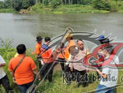 Polisi Bersama Tim Gabungan Berhasil Evakuasi Korban Hanyut di Sungai Brantas Tulungagung