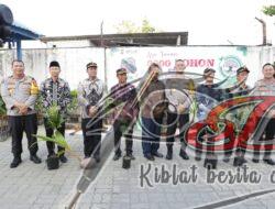 Kapolda Jatim Peduli Lingkungan Tanam dan Berbagi Bibit 3.000 Pohon di Gresik