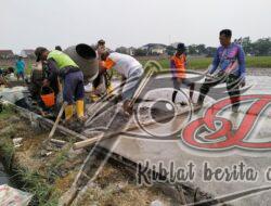 Teriknya Sinar Matahari, Tak Kendorkan Semangat Satgas TMMD Reg Ke-120 Bersama Warga Kebut Pengecoran Jalan