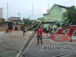 Jalin Keakraban, Anggota Satgas TMMD Ke-120 Bermain Voli Bersama Pemuda Desa Wirun