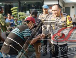 Kapolrestabes Surabaya Kembali Gelar Sarapan Bareng Dan Berbagi Sembako Dengan Abang Becak, Tebar Kebahagiaan