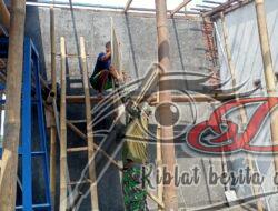 Satgas TMMD Ke-120 Kodim 0726/Sukoharjo Pasang Atap Poskamling