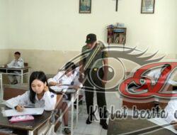 Babinsa Kratonan dan Bati Wanwil Bantu Awasi Ujian Siswa-Siswi SMA Kristen 1 Surakarta