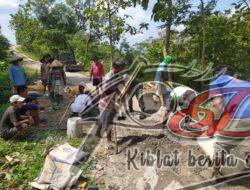 Gotong Royong Bersama Warga Perbaiki Jalan