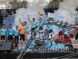 Kapolda Jatim Serahkan Medali Untuk Para Juara Tour de Panderman di Kota Batu