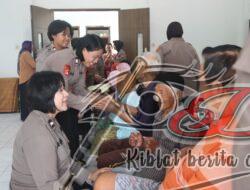Polwan Polres Mojokerto Peduli Beri Motivasi Lansia di Panti Jompo