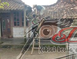 Babinsa Bantu Perbaiki Genteng Akibat Diterpa Angin Kencang