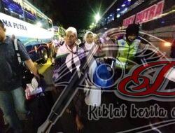 Sigap dan Senyum Ikhlas Polwan Polres Bojonegoro Layani Kepulangan Jamaah Haji