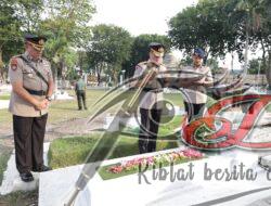Maknai Perjuangan, Waka Polda Jatim Pimpin Ziarah ke Makam Pahlawan di Hari Bhayangkara ke – 78