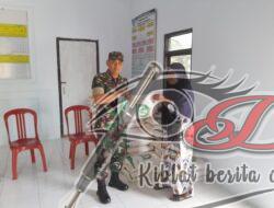 Pastikan Distribusi Lancar, Babinsa Pantau Penyaluran Bantuan Pangan