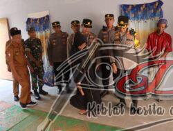 Sujud Syukur Keluarga Penerima Bedah Rumah Presisi dari Polres Bojonegoro