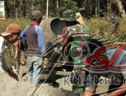 Babinsa Bantu Benahi Saluran Drainase Desa Giriroto