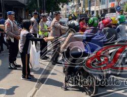 Kapolsek Simokerto Bersama Anggota Membagikan Nasi Kotak Kepada Masyarakat Setiap Jumat Berkah