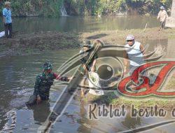 Babinsa Teras Turut Serta Bersihkan Sampah Sungai