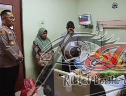 Kapolres Probolinggo Kota Kunjungi Korban Laka Perlintasan Kereta Api, Beri Dukungan dan Doa