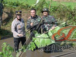 Kodim 0726/Sukoharjo Gelar Karya Bakti TNI-Polri Bersih-bersih Sungai di desa Kragilan
