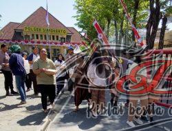 “Jumat Berkah” Kapolsek Simokerto Bersama Anggota Membagikan 200 Nasi Kota Ke Masyarakat