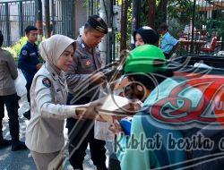 Jumat Berkah, Bidhumas Polda Jatim Berbagi Ratusan Nasi Kotak Gratis