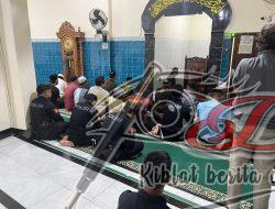 Satsamapta Polrestabes Surabaya Gelar Sholat Subuh Berjamaah untuk Colling System Menjelang Pilkada