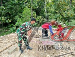 Wujudkan Manunggal TNI-Rakyat, Babinsa Bantu Warga Bangun Rumah