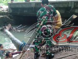 Babinsa Bersihkan Sungai, Wujudkan Lingkungan Sehat dan Bersih