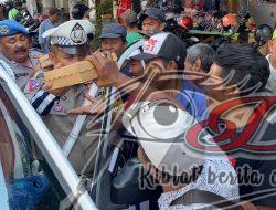 Puluhan Tukang Becak Serbu Mobil Patroli Polsek Simokerto