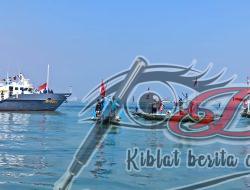 Ditpolairud Polda Jatim Bersama Nelayan Kibarkan Bendera Merah Putih di Selat Madura