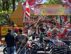 Kapolsek Simokerto Bersama Anggota Perlakukan Masyarakat Yang Membuat Laporan Kehilangan Dengan Istimewa