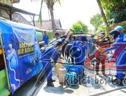 Polisi Peduli, Ditpolairud Polda Jatim Droping Air Bersih untuk Warga Mantup Lamongan