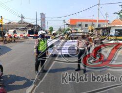 Sambut Hari Lalu Lintas Bhayangkara ke-69, Satlantas Polres Pelabuhan Tanjung Perak dan PT KAI Daop 8 Gencar Sosialisasi Keselamatan di Perlintasan Sebidang