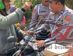 Lantas Polsek Simokerto Tertibkan Pelanggar Lalu Lintas Dengan Cara Yang Unik