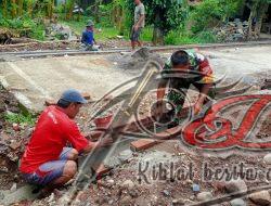 Supodo Bersama Warga, Gotong Royong Bangun Talud Jalan Desa