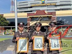 Kapolda Jatim Beri Penghargaan 3 Anggota Polres Pasuruan Kota atas Prestasi di Kejuaraan Karate Kapolri Cup 2024