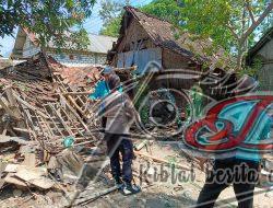 Sinergitas Polisi Bersama TNI dan Warga Gotong Royong Bedah Rumah Lansia di Bojonegoro